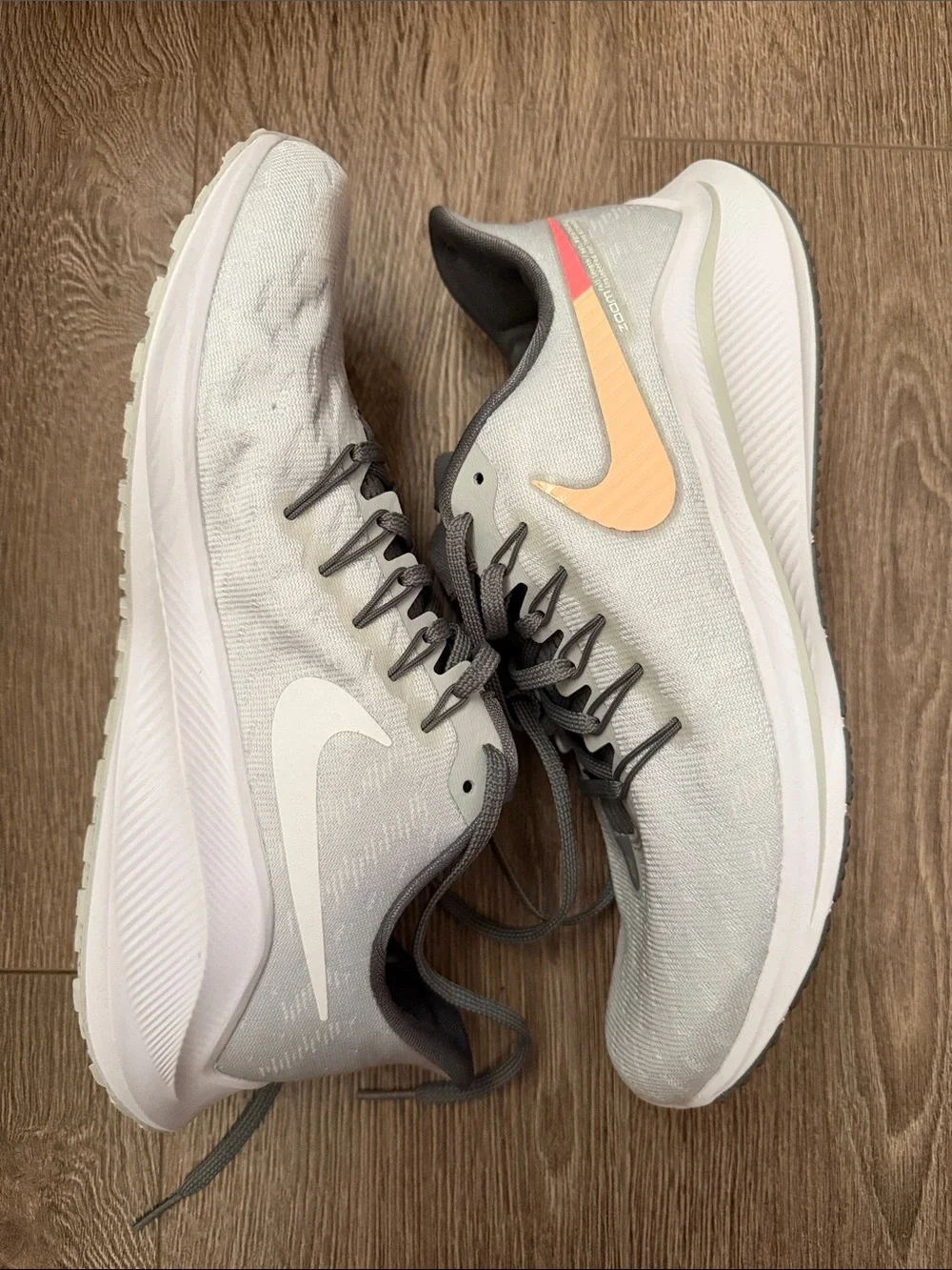 Nike WMNS Air Zoom Vomero 14 in Pure Platinum and Crimson Tint